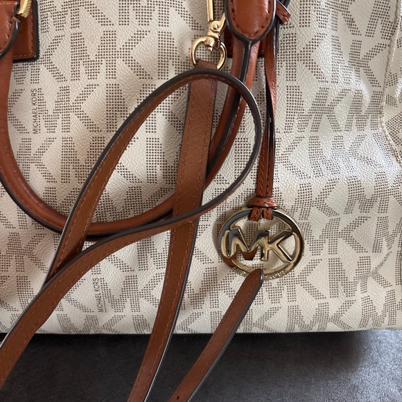 Michael Kors Signature Cindy Dome Satchel Crossbody Handbag Vanilla - Picture 2 of 7